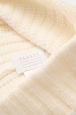 Close-up front view of 04651/ A trip in a bag Cashmere Mütze creme showing soft cream-colored cashmere knit with label visible.

<p class="p1">Luxuriöses Winter-Accessoire: Die edle Cashmere-Mütze aus der ‚Look of the Games‘ Capsule von 04651/ A TRIP IN