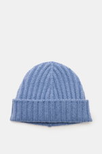 Front-facing view of the 04651/ A trip in a bag Cashmere Mütze rauchblau, a luxurious light blue cashmere winter hat with a wide fold-over cuff and textured ribbed knit pattern.

<p class="p1">Luxuriöses Winter-Accessoire: Die edle Cashmere-Mütze aus de