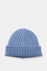 Front-facing view of the 04651/ A trip in a bag Cashmere Mütze rauchblau, a luxurious light blue cashmere winter hat with a wide fold-over cuff and textured ribbed knit pattern.

<p class="p1">Luxuriöses Winter-Accessoire: Die edle Cashmere-Mütze aus de