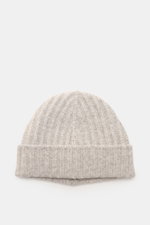 Front view of 04651/ A trip in a bag Cashmere Mütze hellgrau meliert, a light gray melange cashmere beanie with wide cuff and ribbed knit.

Description: <p class="p1">Luxuriöses Winter-Accessoire: Die edle Cashmere-Mütze aus der ‚Look of the Games‘ Caps