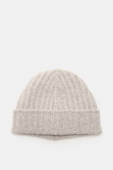 Front view of 04651/ A trip in a bag Cashmere Mütze hellgrau meliert, a light gray melange cashmere beanie with wide cuff and ribbed knit.

Description: <p class="p1">Luxuriöses Winter-Accessoire: Die edle Cashmere-Mütze aus der ‚Look of the Games‘ Caps