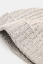 Close-up side view of the 04651/ A trip in a bag Cashmere Mütze hellgrau meliert, a luxurious light grey marled cashmere hat with wide cuff in a soft ribbed knit pattern.

<p class="p1">Luxuriöses Winter-Accessoire: Die edle Cashmere-Mütze aus der ‚Look