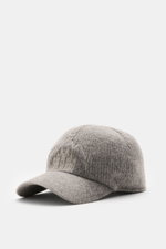 Front-side view of the 04651/ A trip in a bag Cashmere Baseball-Cap grau meliert in soft grey knit with fine stitching of Milan Cathedral and Cortina peaks, featuring pure cashmere, soft texture, medium knit, and fine-knit visor. Luxuriöses Winter-Highlig