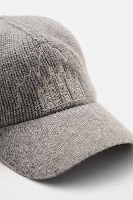 Close-up side view of the 04651/ A trip in a bag Cashmere Baseball-Cap grau meliert, showcasing fine knit cashmere, soft touch, mid-coarse texture, fine knit brim, and detailed front stitching of Milan Cathedral and Cortina mountain peaks. <p class="p1">L