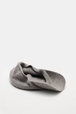 Front-side view of the 04651/ A trip in a bag Cashmere Baseball-Cap grau meliert, a luxurious winter highlight in pure cashmere with soft touch, medium-knit texture, fine-knit visor, and detailed stitching inspired by Milan Cathedral and Cortina mountain 