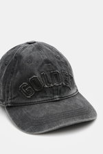 Golden Goose Baseball-Cap dunkelgrau im Vintage-Look aus Twill-Baumwolle, Six-Panel-Design mit tonalem Logo, sternförmigen Nieten, weichem Griff, verstellbarem Verschluss, seitliche Nahaufnahme.