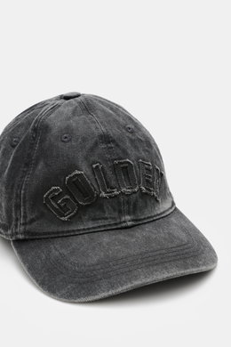 Golden Goose Baseball-Cap dunkelgrau im Vintage-Look aus Twill-Baumwolle, Six-Panel-Design mit tonalem Logo, sternförmigen Nieten, weichem Griff, verstellbarem Verschluss, seitliche Nahaufnahme.