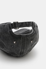 Golden Goose Baseball-Cap dunkelgrau, Rückansicht, Twill aus reiner Baumwolle, verstellbarer Verschluss, Six-Panel-Design, Vintage Look mit sternförmigen Nieten und tonalem Logoschriftzug.