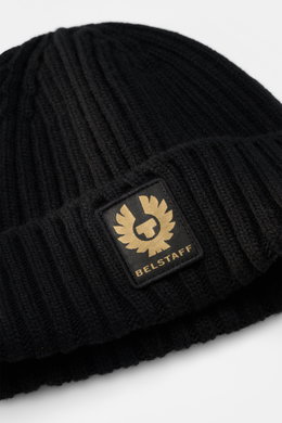 Belstaff Wollmütze 'Watch' schwarz, aus reiner Wolle, weicher Griff, lässige Rippstrick-Optik, breiter Umschlag, Front mit BELSTAFF-Weblabel, Nahaufnahme von oben.