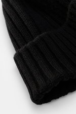 Belstaff Wollmütze 'Watch' schwarz in Nahaufnahme, Front mit BELSTAFF-Weblabel, reine Wolle, weicher Griff, lässige Rippstrick-Optik, breiter Umschlag.