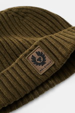 Belstaff Wollmütze 'Watch' oliv aus reiner Wolle, weicher Griff, lässige Rippstrick-Optik, breiter Umschlag mit BELSTAFF-Weblabel, Nahaufnahme von oben.