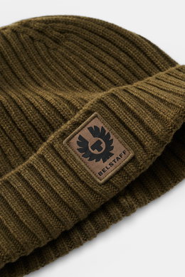 Belstaff Wollmütze 'Watch' oliv aus reiner Wolle, weicher Griff, lässige Rippstrick-Optik, breiter Umschlag mit BELSTAFF-Weblabel, Nahaufnahme von oben.