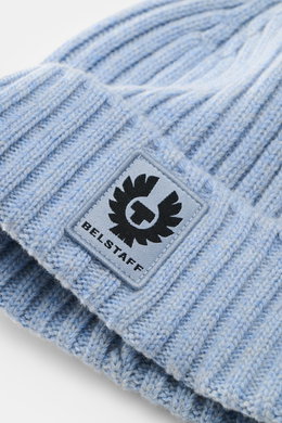 Belstaff Wollmütze 'Watch' hellblau meliert aus reiner Wolle, weicher Griff, lässige Rippstrick-Optik, breiter Umschlag, Front mit BELSTAFF-Weblabel, Nahaufnahme schräg von oben.