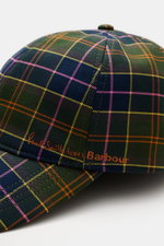 Nahaufnahme der Barbour Baseball-Cap oliv/navy/orange kariert im Six-Panel-Stil mit gebogenem Schirm, Tartanmuster und Logo-Stitching, fotografiert von schräg oben.