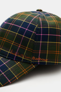 Nahaufnahme der Barbour Baseball-Cap oliv/navy/orange kariert im Six-Panel-Stil mit gebogenem Schirm, Tartanmuster und Logo-Stitching, fotografiert von schräg oben.
