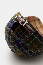 Barbour Baseball-Cap oliv/navy/orange kariert, Detailaufnahme von hinten oben, verstellbarer Verschluss mit Label und buntem Pin, reine Baumwolle, klassischer Six-Panel-Stil.