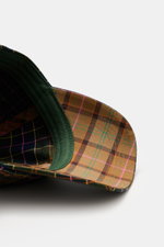 Barbour Baseball-Cap oliv/navy/orange kariert, Detailansicht von unten auf den gebogenen Schirm mit labeltypischem Tartanmuster, reine Baumwolle, Six-Panel, Logo-Stitching, verstellbar, T-Rex-Pin.
