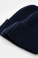 Fedeli Cashmere Mütze navy aus reinem Cashmere, weicher Griff, Rippstrick, mittelfeines Strickbild, variabler Umschlag, Detailfoto von schräg oben.
