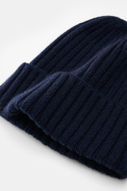 Fedeli Cashmere Mütze navy aus reinem Cashmere, weicher Griff, Rippstrick, mittelfeines Strickbild, variabler Umschlag, Detailfoto von schräg oben.