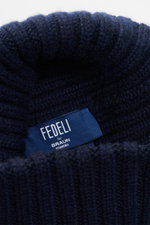 Nahaufnahme der Fedeli Cashmere Mütze navy von innen, weicher reiner Cashmere in Rippstrick mit variablem Umschlag, mittelfeines Strickbild.