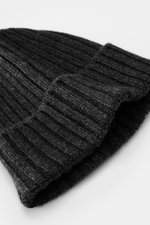 Fedeli Cashmere Mütze dunkelgrau meliert, weicher Rippstrick mit mittelfeinem Strickbild, variabler Umschlag, Nahaufnahme von oben, reiner Cashmere.