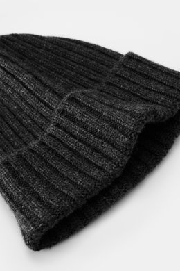 Fedeli Cashmere Mütze dunkelgrau meliert, weicher Rippstrick mit mittelfeinem Strickbild, variabler Umschlag, Nahaufnahme von oben, reiner Cashmere.