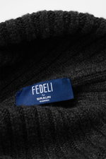 Nahaufnahme der Fedeli Cashmere Mütze dunkelgrau meliert von innen, weicher Rippstrick aus reinem Cashmere mit variablen Umschlag.