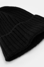 Nahaufnahme der Fedeli Cashmere Mütze schwarz aus weichem, mittelfeinem Rippstrick mit variablem Umschlag, fotografiert von oben.