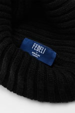 Nahaufnahme der schwarzen Fedeli Cashmere Mütze mit Rippstrick und blauem FEDELI-Label, weicher Griff, variabler Umschlag.