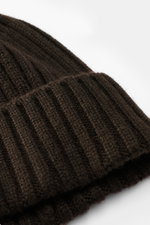 Fedeli Cashmere Mütze dunkelbraun in Nahaufnahme, weicher Griff, mittelfeines Rippstrickmuster, variabler Umschlag aus reinem Cashmere.