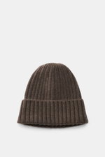 Fedeli Cashmere Mütze graubraun in Rippstrick mit mittelfeinem Strickbild, variablem Umschlag, weichem Griff, reine Cashmere, frontal fotografiert.