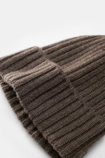 Fedeli Cashmere Mütze graubraun, weicher Rippstrick, mittelfeines Strickbild, variabler Umschlag, Detailaufnahme schräg von oben, reiner Cashmere