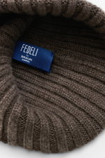 Nahaufnahme der Fedeli Cashmere Mütze graubraun in Rippstrick mit weichem Griff und blauem Label, fotografiert von oben innen.