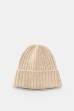 Fedeli Cashmere Mütze beige aus weichem, reinem Cashmere mit Rippstrick, mittelfeinem Strickbild, variablem Umschlag, frontal fotografiert.