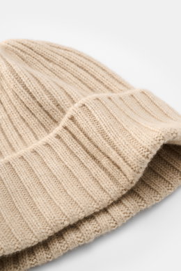 Nahaufnahme der Fedeli Cashmere Mütze beige im Rippstrick mit variablem Umschlag, weichem Griff und mittelfeinem Strickbild aus reinem Cashmere.