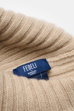 Fedeli Cashmere Mütze beige in Nahaufnahme von oben, weicher Griff, reiner Cashmere, Rippstrick, mittelfeines Strickbild, variabler Umschlag.