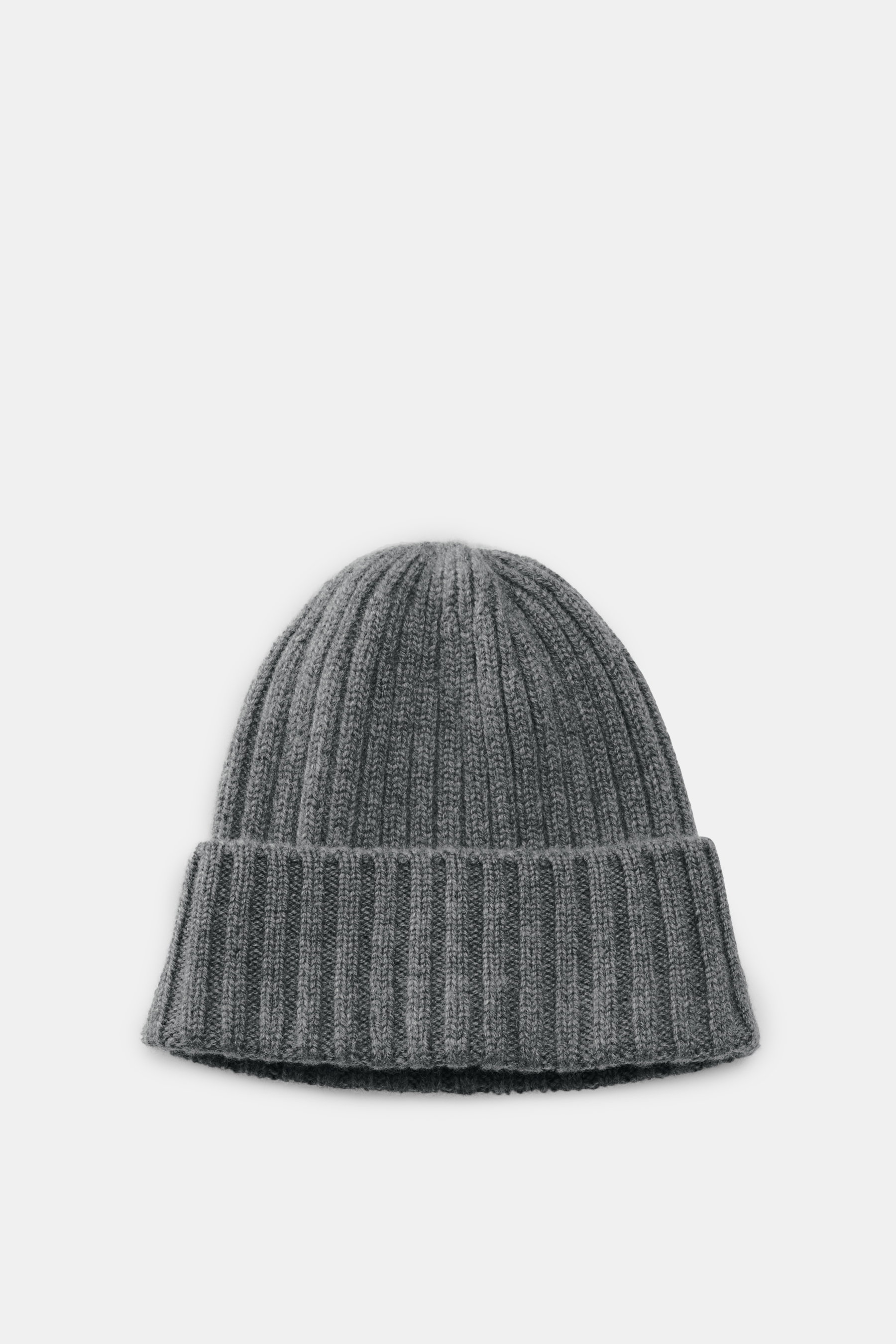 Fedeli Cashmere Mütze grau in Rippstrick mit variablem Umschlag, weicher Griff, mittelfeines Strickbild, reine Cashmere, von oben fotografiert.