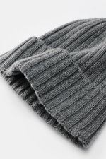Fedeli Cashmere Mütze grau im Detail von oben fotografiert, weicher Rippstrick, reiner Cashmere mit variablem Umschlag.