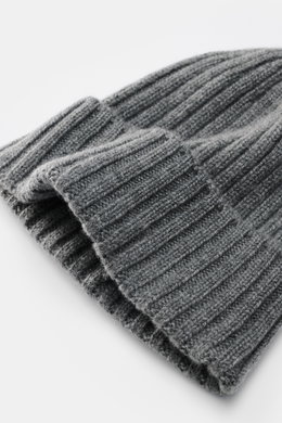 Fedeli Cashmere Mütze grau im Detail von oben fotografiert, weicher Rippstrick, reiner Cashmere mit variablem Umschlag.