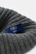 Fedeli Cashmere Mütze grau in Rippstrick, weicher Griff, variabler Umschlag, mittelfeines Strickbild, Nahaufnahme von oben mit Label sichtbar.