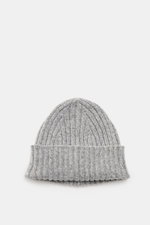 Fedeli Cashmere Mütze grau meliert, von oben fotografiert, kurz geschnitten, variabler Umschlag, mittelfeines Rippstrickbild, weicher Griff, reiner Cashmere.