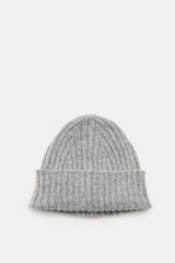 Fedeli Cashmere Mütze grau meliert, von oben fotografiert, kurz geschnitten, variabler Umschlag, mittelfeines Rippstrickbild, weicher Griff, reiner Cashmere.