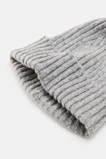 Fedeli Cashmere Mütze grau meliert, kurz geschnitten, aus weichem, reinem Cashmere mit Rippstrick und variablem Umschlag, Nahaufnahme seitlich.