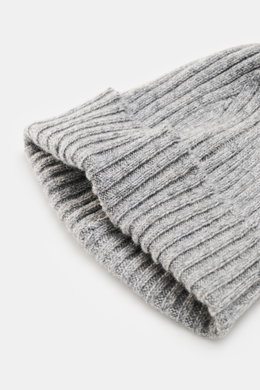 Fedeli Cashmere Mütze grau meliert, kurz geschnitten, aus weichem, reinem Cashmere mit Rippstrick und variablem Umschlag, Nahaufnahme seitlich.