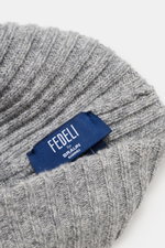 Fedeli Cashmere Mütze grau meliert in Nahaufnahme von oben, Rippstrick aus reinem, weichem Cashmere mit variablem Umschlag.