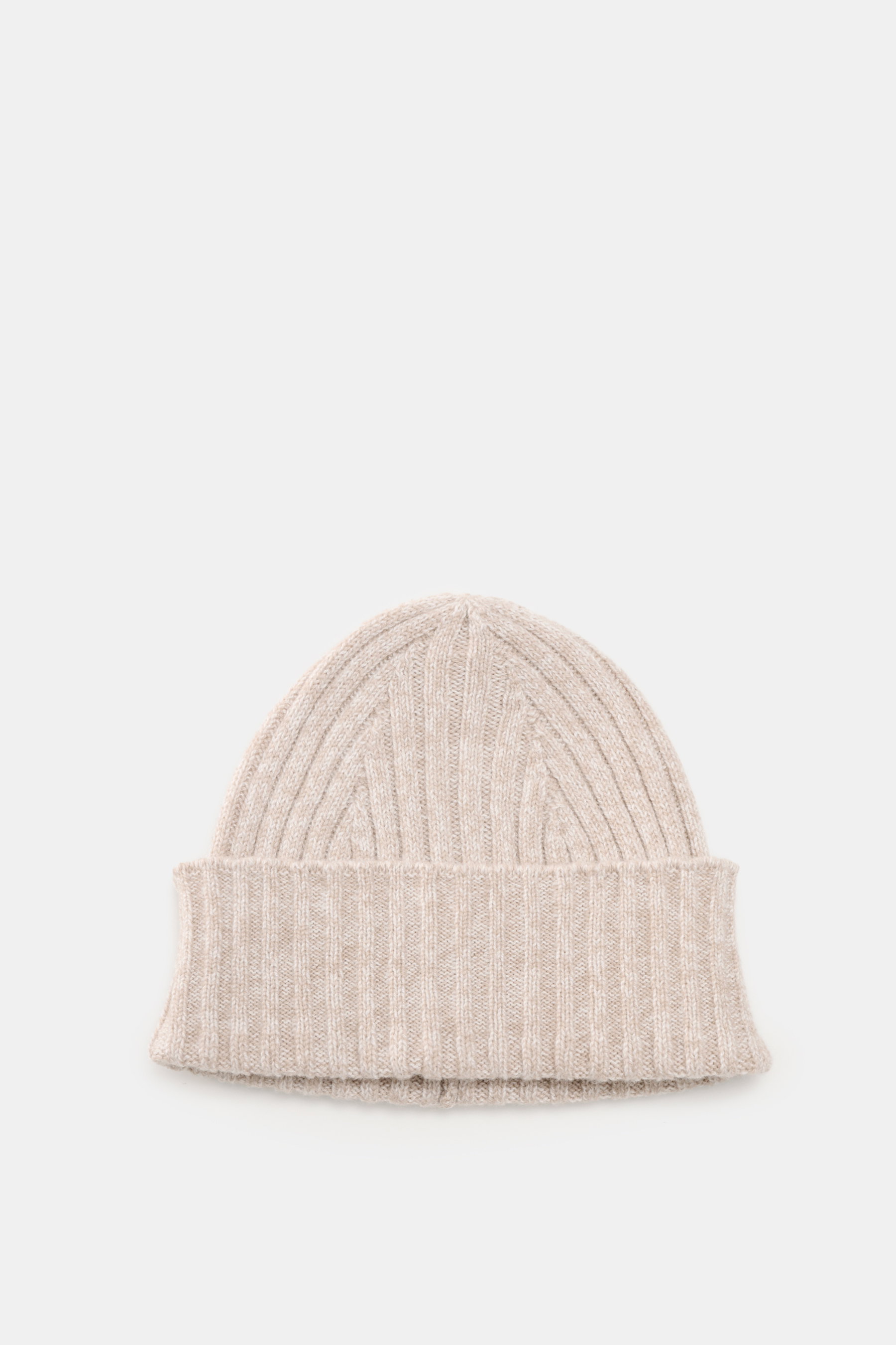 Fedeli Cashmere Mütze sand meliert shown from top-down, a ribbed knit short beanie in soft pure cashmere with a variable fold, medium-fine texture.