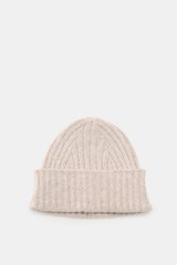 Fedeli Cashmere Mütze sand meliert shown from top-down, a ribbed knit short beanie in soft pure cashmere with a variable fold, medium-fine texture.