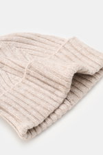 Fedeli Cashmere Mütze sand meliert shown from a close-up side angle, displaying ribbed, soft pure cashmere with variable cuff.