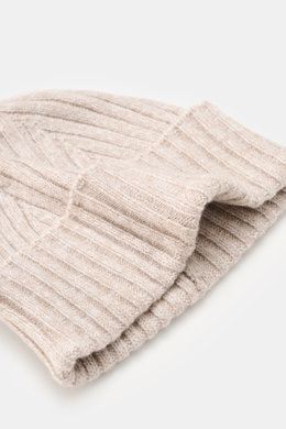 Fedeli Cashmere Mütze sand meliert shown from a close-up side angle, displaying ribbed, soft pure cashmere with variable cuff.