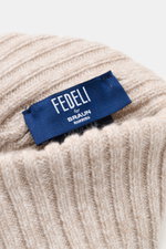 Close-up view of the Fedeli Cashmere Mütze sand meliert showing the ribbed knit texture and blue Fedeli label.  
Description: <p>Das italienische Label FEDELI präsentiert mit dieser kurz geschnittenen Mütze ein erlesenes Accessoire aus geschmeidigem Cashm